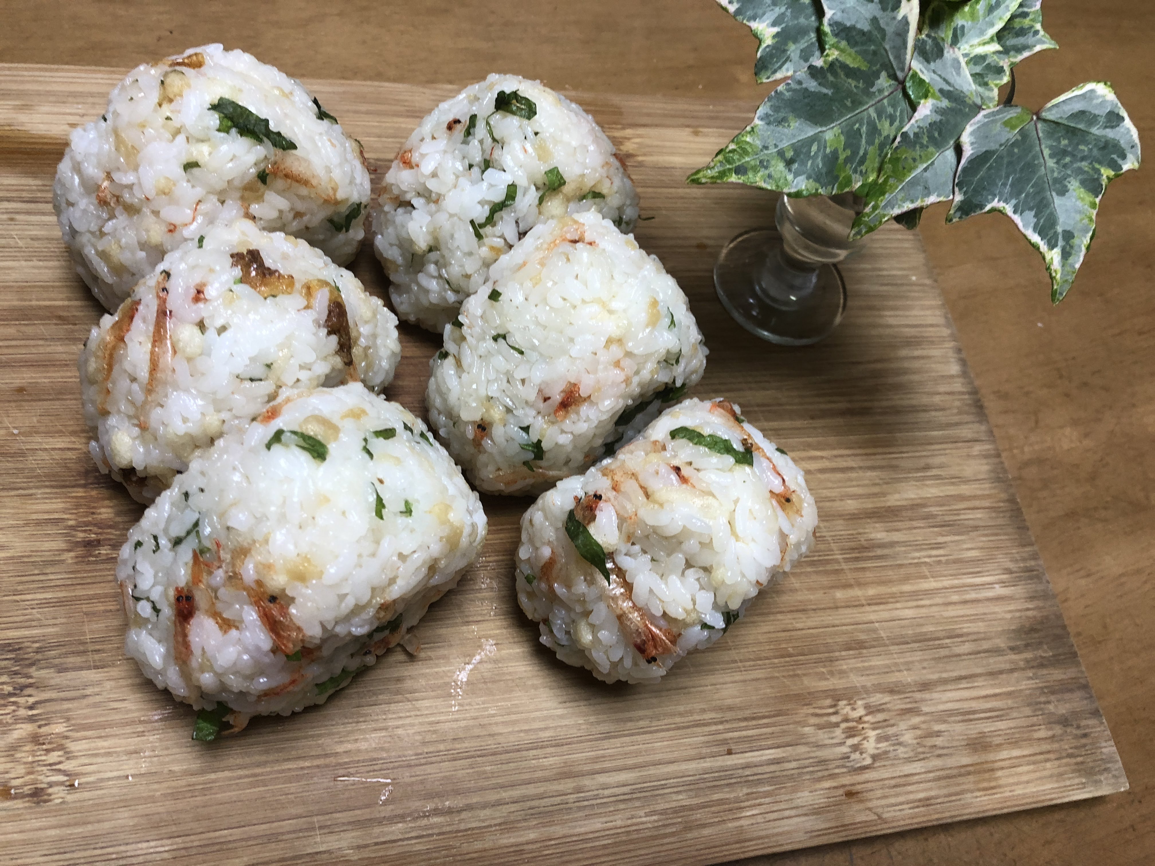 「悪魔のおにぎり」みなみ版☆天かす（揚げ玉）と桜えびと麺つゆで簡単おにぎり
